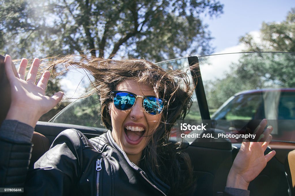 Frau mit Sonnenbrille und Hände in ein Cabrio Auto - Lizenzfrei Auto Stock-Foto