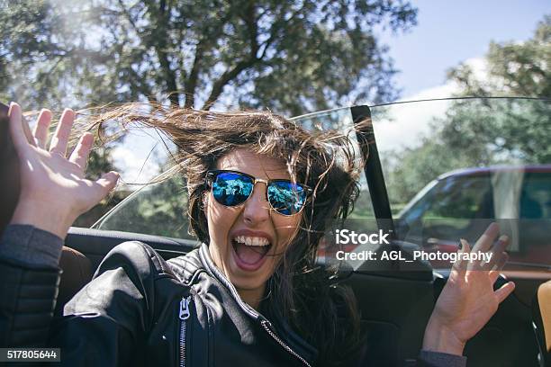 Frau Mit Sonnenbrille Und Hände In Ein Cabrio Auto Stockfoto und mehr Bilder von Auto - Auto, Wind, Cabrio