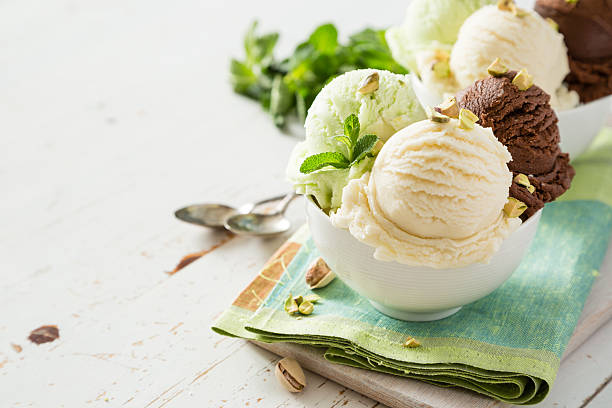 crema ive coloridas bolas de helado en blanco tazón de fuente - gelato cream ice cream ice fotografías e imágenes de stock