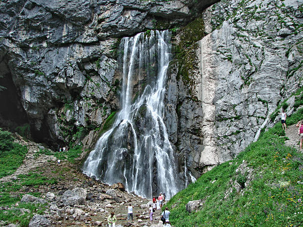 водопад гегский с туристов в абхазии. . общий вид - waterfall river stream mountain стоковые фото и изображения