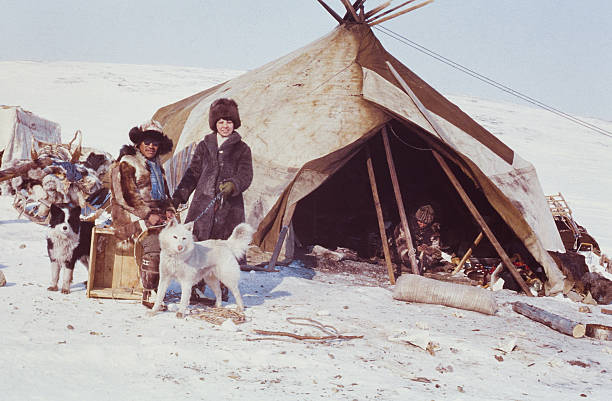 Cтоковое фото Врач выездной удаленный участок коренных народов за медицинское обследование