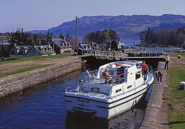 canale caledoniano a fort augustus loch ness - scotland loch ness inverness fort augustus foto e immagini stock