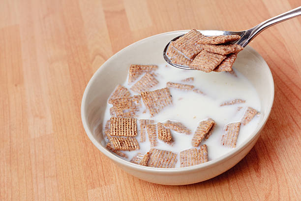 löffel mit müsli - shreddies stock-fotos und bilder