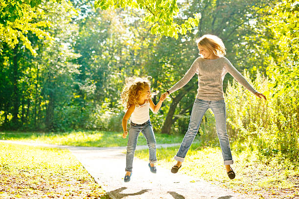 mãe e filha se divertindo ao ar livre - child dancing preschooler outdoors - fotografias e filmes do acervo