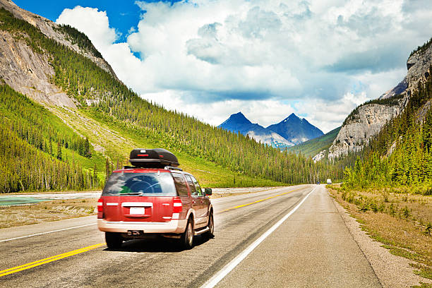 viaje por carretera de conducción a través de las montañas rocosas canadienses montaña, parque nacional de banff - rocky mountains exploration horizontal outdoors fotografías e imágenes de stock