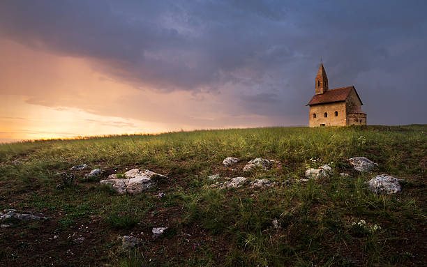 roman kościół w zachód słońca w drazovce, słowacja - slovakia ancient past architecture zdjęcia i obrazy z banku zdjęć