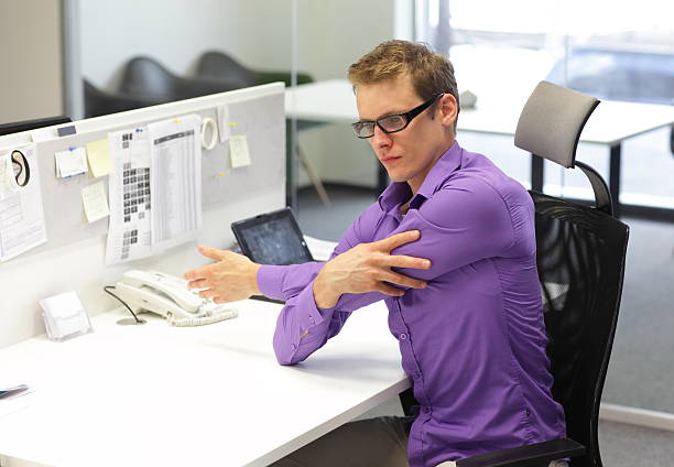 betriebliche prävention-übung im büro - ergonomische tastatur stock-fotos und bilder