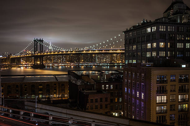 dumbo et manhatan bridge de nuit - overcast day new york city manhattan photos et images de collection