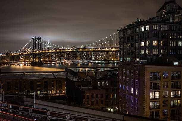 dumbo e manhatan bridge à noite - overcast day new york city manhattan - fotografias e filmes do acervo