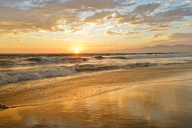istock Gold sand and ocean at sunset 517833591