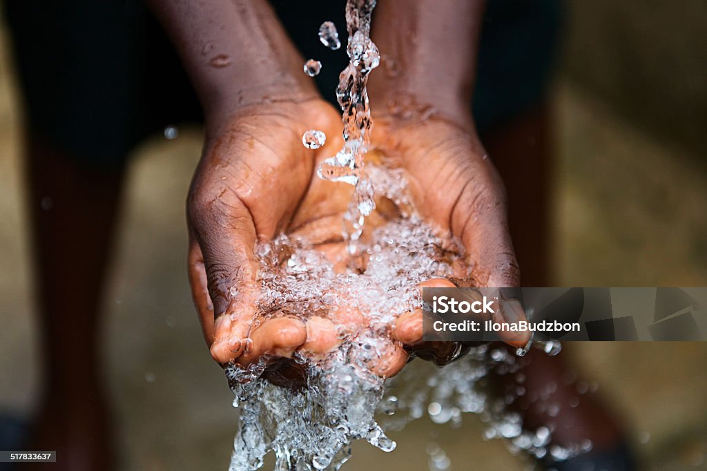 Händen der Arme Kind-U-Ausschnitt Trinkwasser, Afrika - Lizenzfrei Wasser Stock-Foto