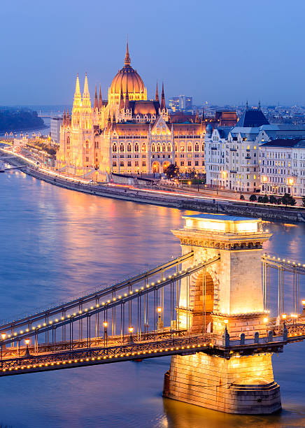 chain bridge et les toits de la ville de nuit à budapest en hongrie - budapest chain bridge night hungary photos et images de collection