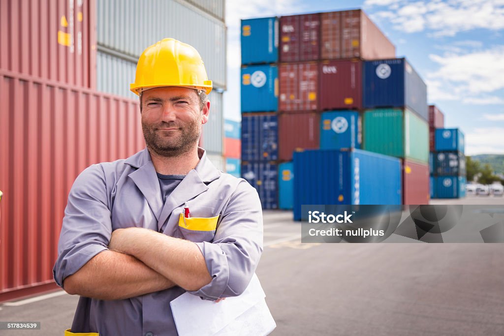 Erwachsener Arbeiter in großen Containerhafen - Lizenzfrei Arbeiten Stock-Foto