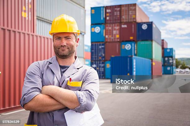 Erwachsener Arbeiter In Großen Containerhafen Stockfoto und mehr Bilder von Arbeiten - Arbeiten, Arbeiter, Behälter