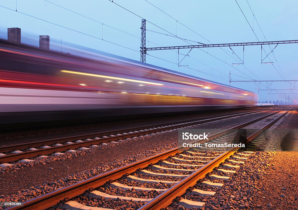 Zug im Bahnhof in - - Lizenzfrei Abenddämmerung Stock-Foto