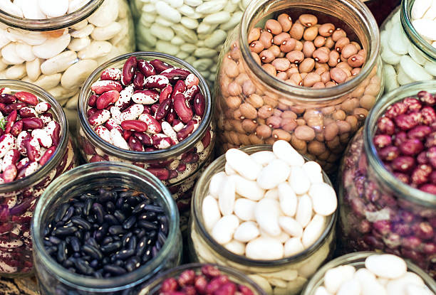différents haricots dans des bocaux en verre - dried beans photos et images de collection