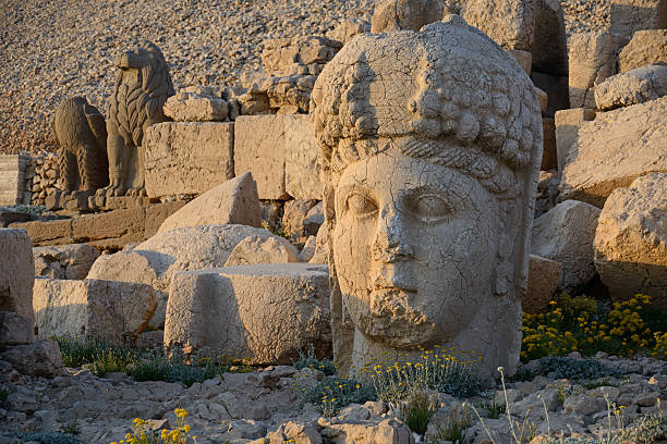 камень голову на горе немрут богиня - tyche стоковые фото и изображения