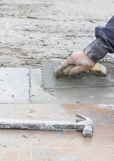 istock Mason repairing the tiles 517845654