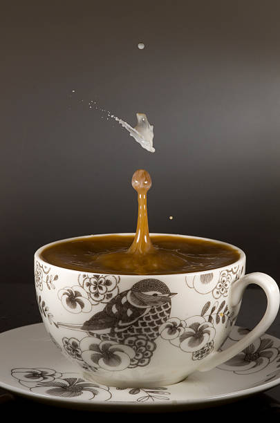 copo de café com gota de leite no café de aterragem - water surface emotional stress shape nature imagens e fotografias de stock