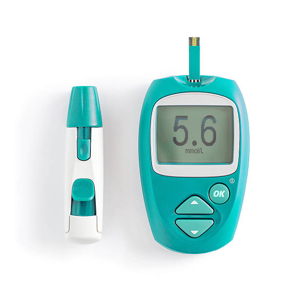 glucomètre et seringue seul sur blanc - blood sugar test examining instrument of measurement diabetes photos et images de collection