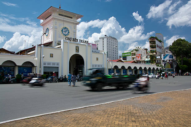 marché de ben thanh, hô-chi-minh-ville, vietnam - runabout photos et images de collection
