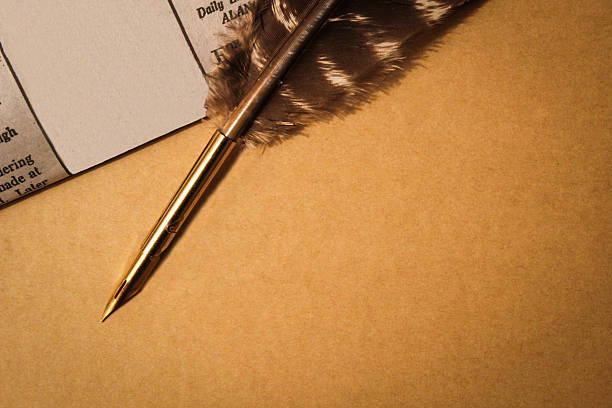 quill de pluma y el periódico fondo con espacio de copia - article pen manuscript writing fotografías e imágenes de stock