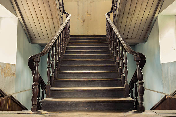 vintage escalera - spooky corridor horror entrance hall fotografías e imágenes de stock