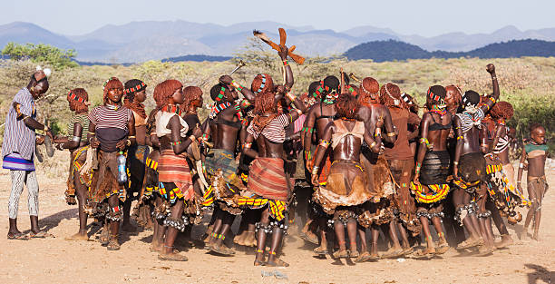 ハマー女性グループの中のジャンプダンスブルではない。 - dancing africa ethiopian culture ethiopia ストックフォトと画像