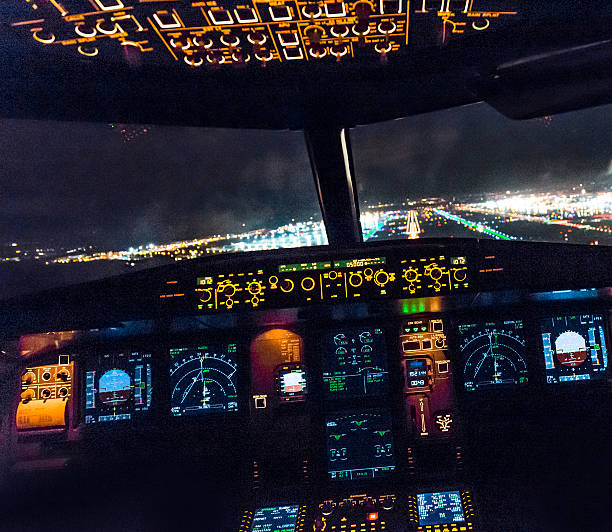 cockpit vue d'un jet commercial avion atterrissant - airbus photos et images de collection