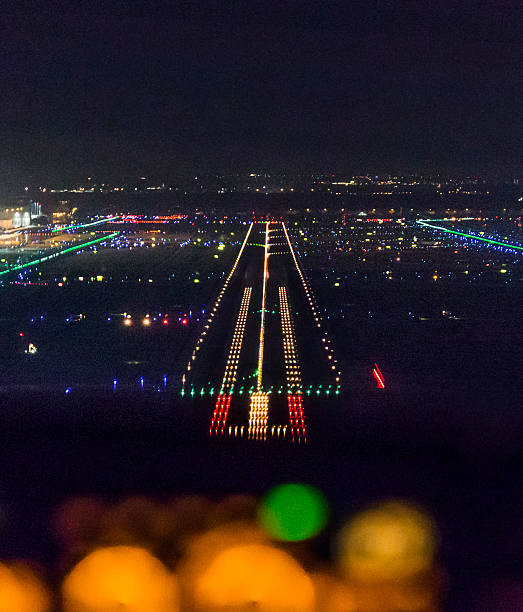 vista cabina di pilotaggio di un aereo commerciale atterraggio di aeromobili - airplane boeing runway cockpit foto e immagini stock