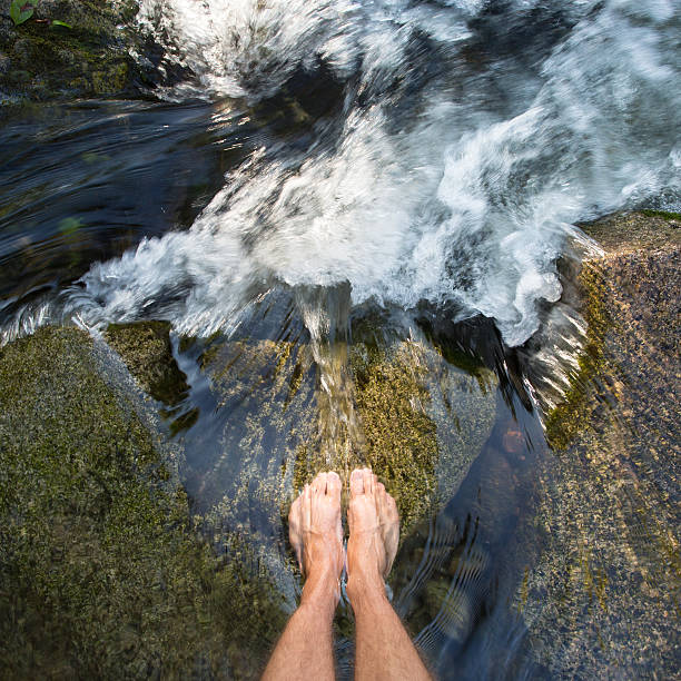 piedi in cascata - camminare nellacqua foto e immagini stock