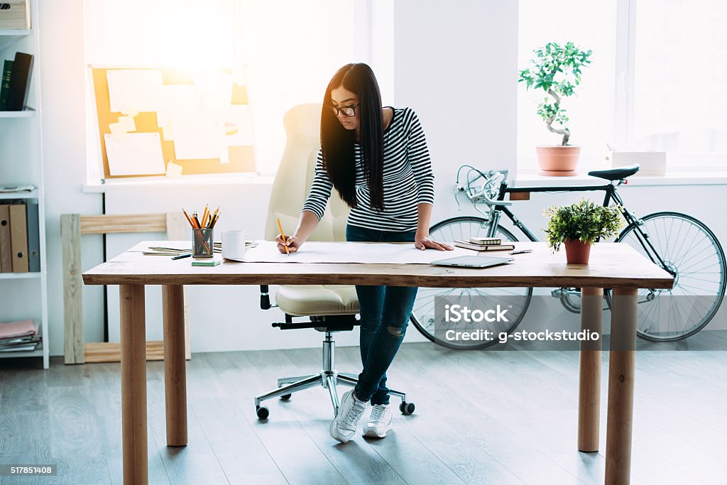 Trabajando en nuevo proyecto. - Foto de stock de Oficina libre de derechos