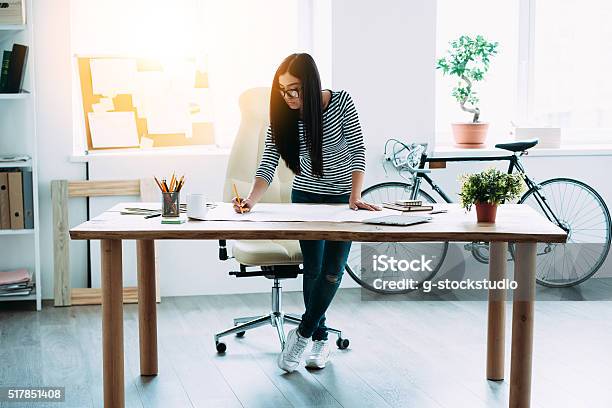 Trabajando En Nuevo Proyecto Foto de stock y más banco de imágenes de Oficina - Oficina, Estar de pie, Trabajar