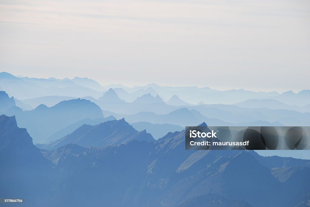 Hase und Panoramablick auf den Schweizer Alpen - Lizenzfrei Berg Stock-Foto