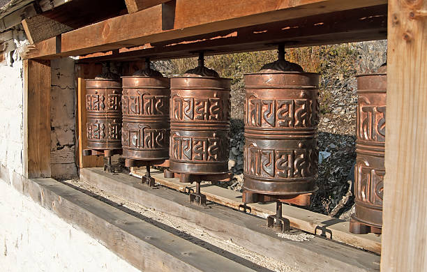 velha rodas de oração perto do vila ranipauwa, nepal - muktinath - fotografias e filmes do acervo