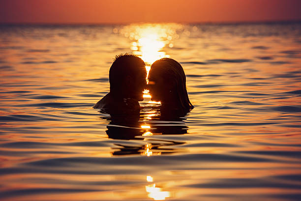 casal jovem em água - sexual activity couple sensuality heat imagens e fotografias de stock