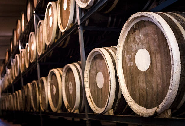 beczek plum brandy - whisky barrel distillery hard liquor zdjęcia i obrazy z banku zdjęć