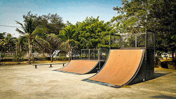 skate parco al giorno. personalizzabile tonalità scure. - skateboard park foto e immagini stock