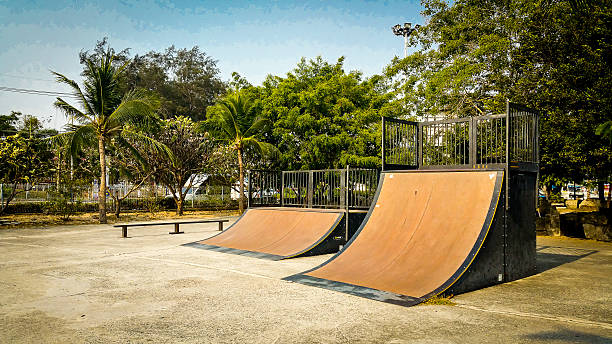skate park w ciągu dnia. zindywidualizowany ciemnych kolorach. - skateboard park zdjęcia i obrazy z banku zdjęć