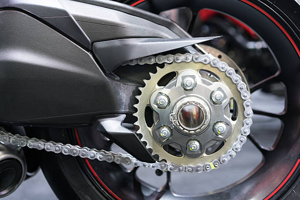 motocicletta della catena sulla ruota posteriore lato - motorcycle engine brake wheel foto e immagini stock