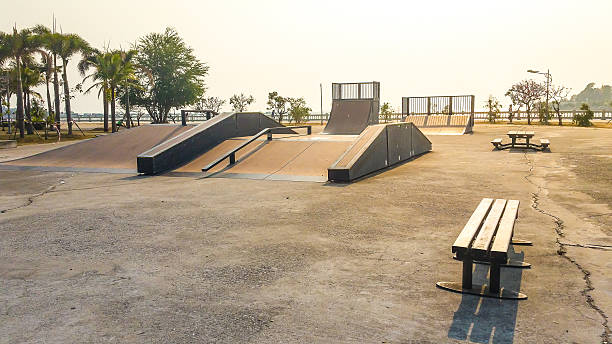 skate parque no dia. nomes tons escuros. - skateboard park ramp skateboard graffiti imagens e fotografias de stock