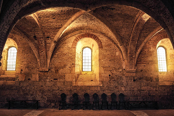 lugar sagrado - cathedral church indoors inside of fotografías e imágenes de stock