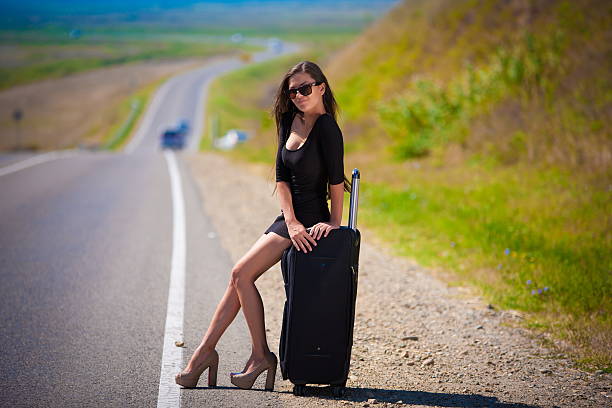 Cтоковое фото Брюнетка женщина дорожный чемодан