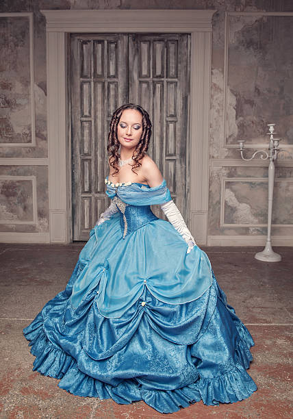 linda mulher de vestido azul medieval - princess hairstyle baroque style women - fotografias e filmes do acervo