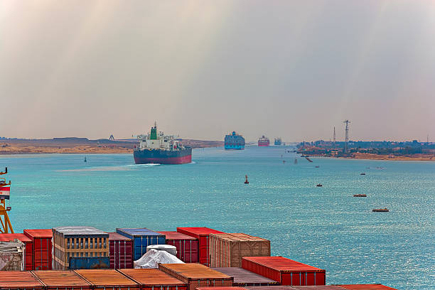 contenitore industriale nave che attraversa il canale di suez con nave - gulf of suez foto e immagini stock