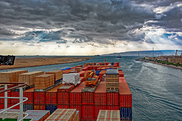 contenitore industriale nave che attraversa il canale di suez con nave - gulf of suez foto e immagini stock