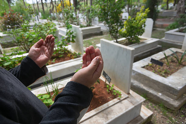 istock Islamic praying on dead person 517877526
