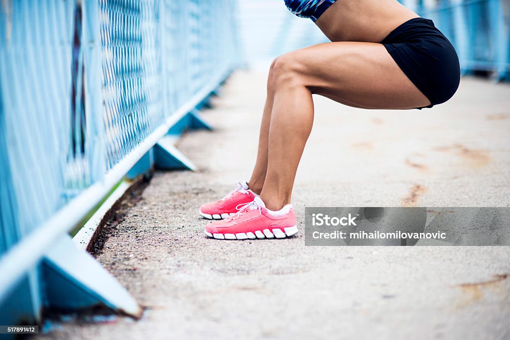 Étirements après l'entraînement. - Photo de Accroupi libre de droits