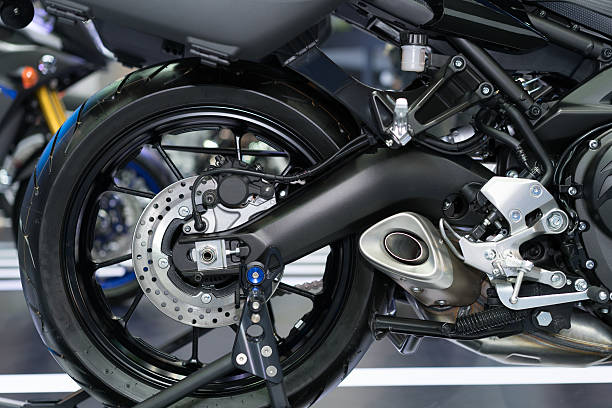 ディスクブラーリングーキのモーターサイクルのリアホイール - motorcycle engine brake wheel ストックフォトと画像