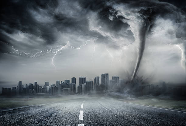 tornade d'affaires sur la route - lightning thunderstorm storm city photos et images de collection